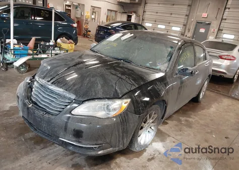 2013 Chrysler 200 Limited z USA, uszkodzony, nr VIN 1C3CCBCG2DN743815